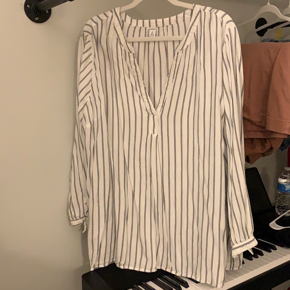 🍁CLOSET CLEAN OUT🍁 VNeck striped blouse